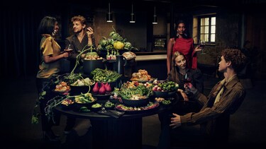 Smullen met een tafel vol groenten