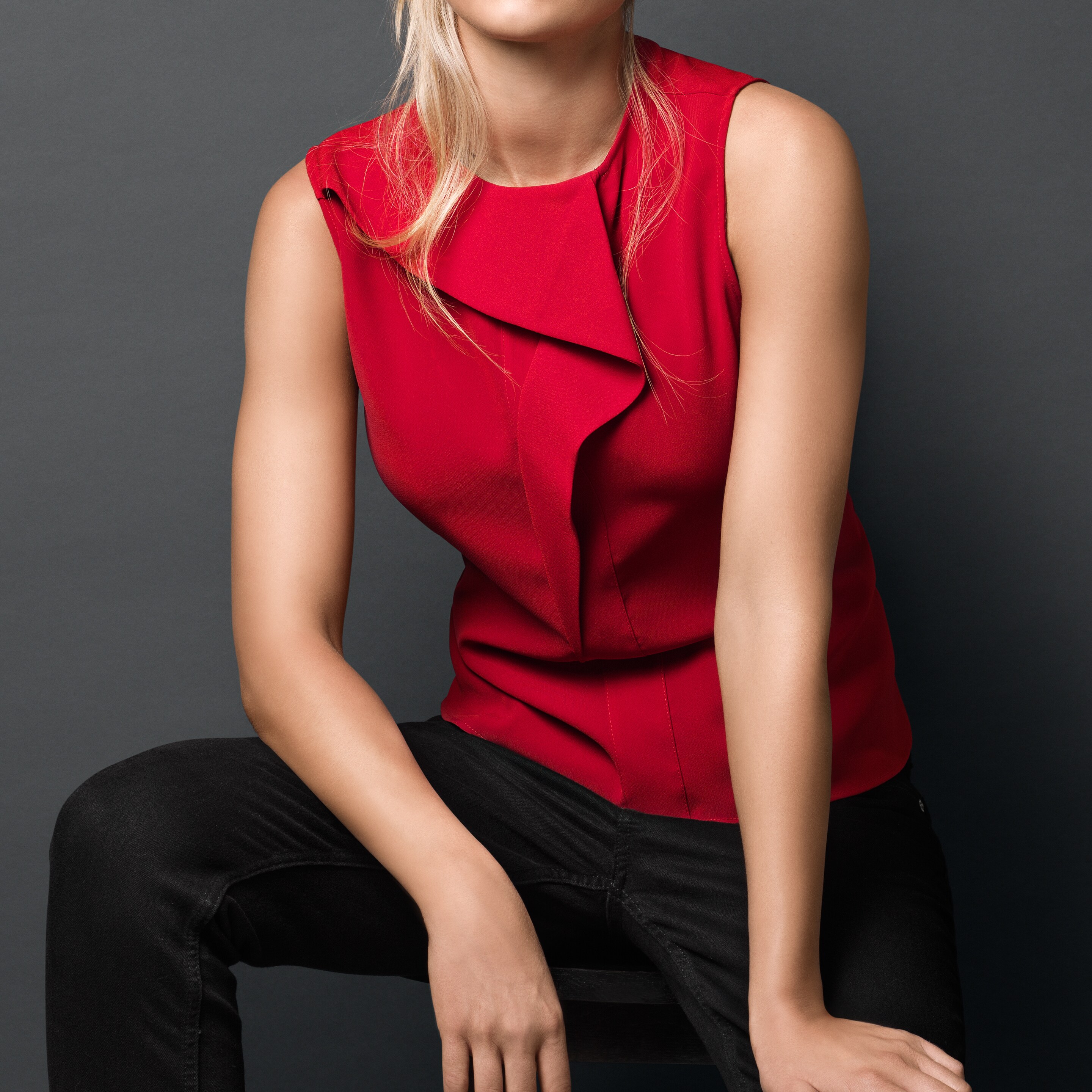 Een vrouw geniet van haar wollen trui