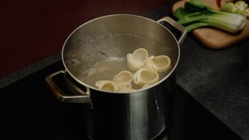 Pasta koken in een pot op AEG kookplaat